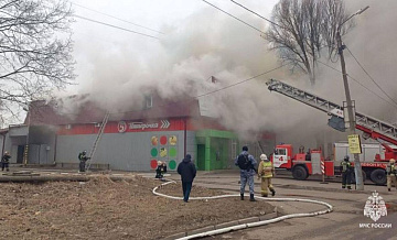 В Брянске загорелось торгово-офисное здание
