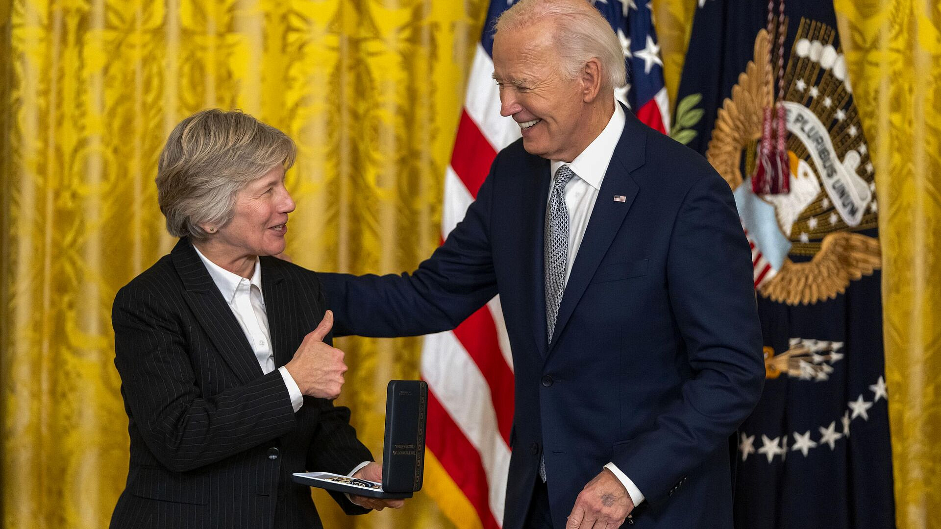 Загадочная деталь в состоянии Байдена привлекла внимание в Сети