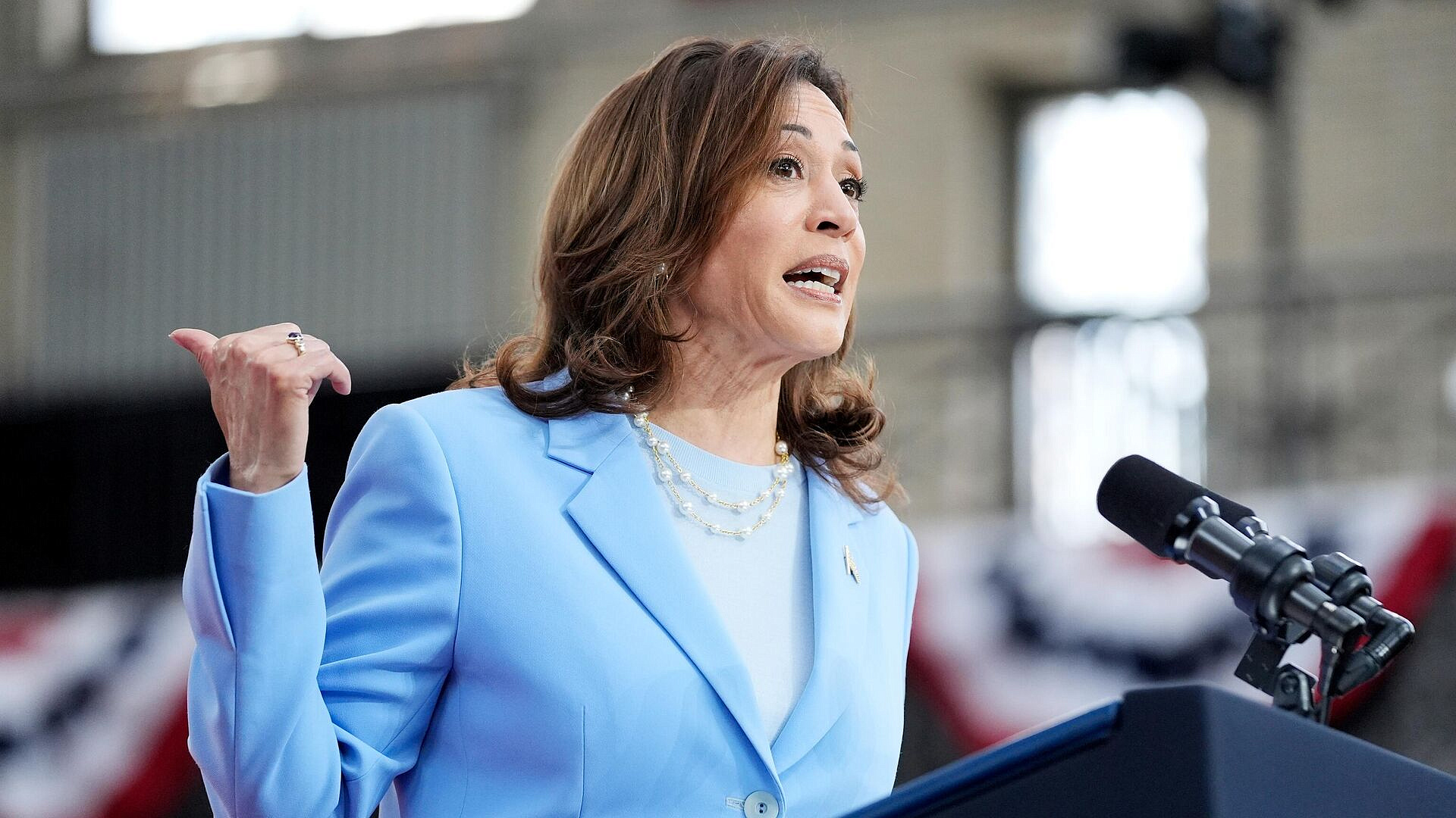 Команда Харрис не позволяет ей общаться с журналистами, сообщили СМИ