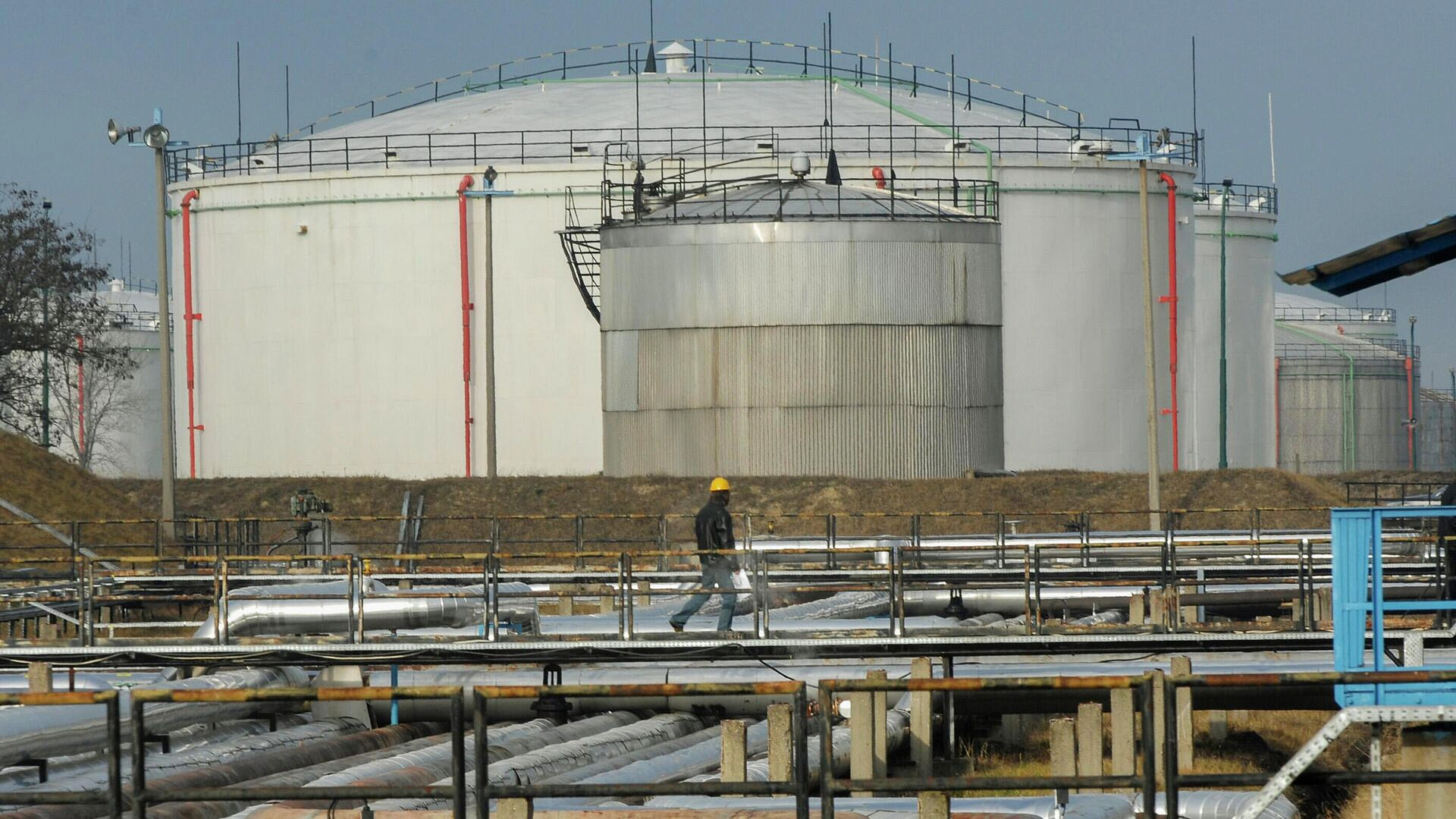 Киев просит у ЕК помощь с поставками нефти в Словакию и Венгрию, пишут СМИ